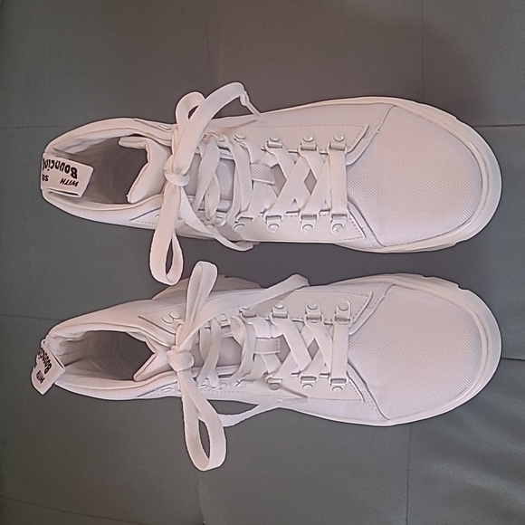 NEARLY NEW Dr. Marten's boots in white, size 7 (men's), 8.5/9 (women's). - Picture 11 of 13